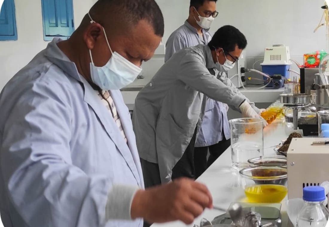 Borneo Botanica laboratory team reviewing kratom quality